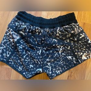Lululemon tracker shorts size 4